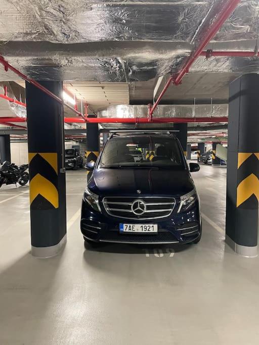 Apartment Karel With Garage Parking Prag Dış mekan fotoğraf